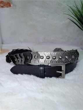 Ladies Fun Black Belt with Silver Decorative Conchos 32 Inch Waist 💝